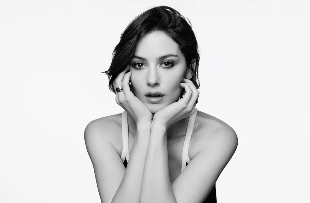 Chanel anuncia Gracie Abrams como rosto de seu próximo grande perfume