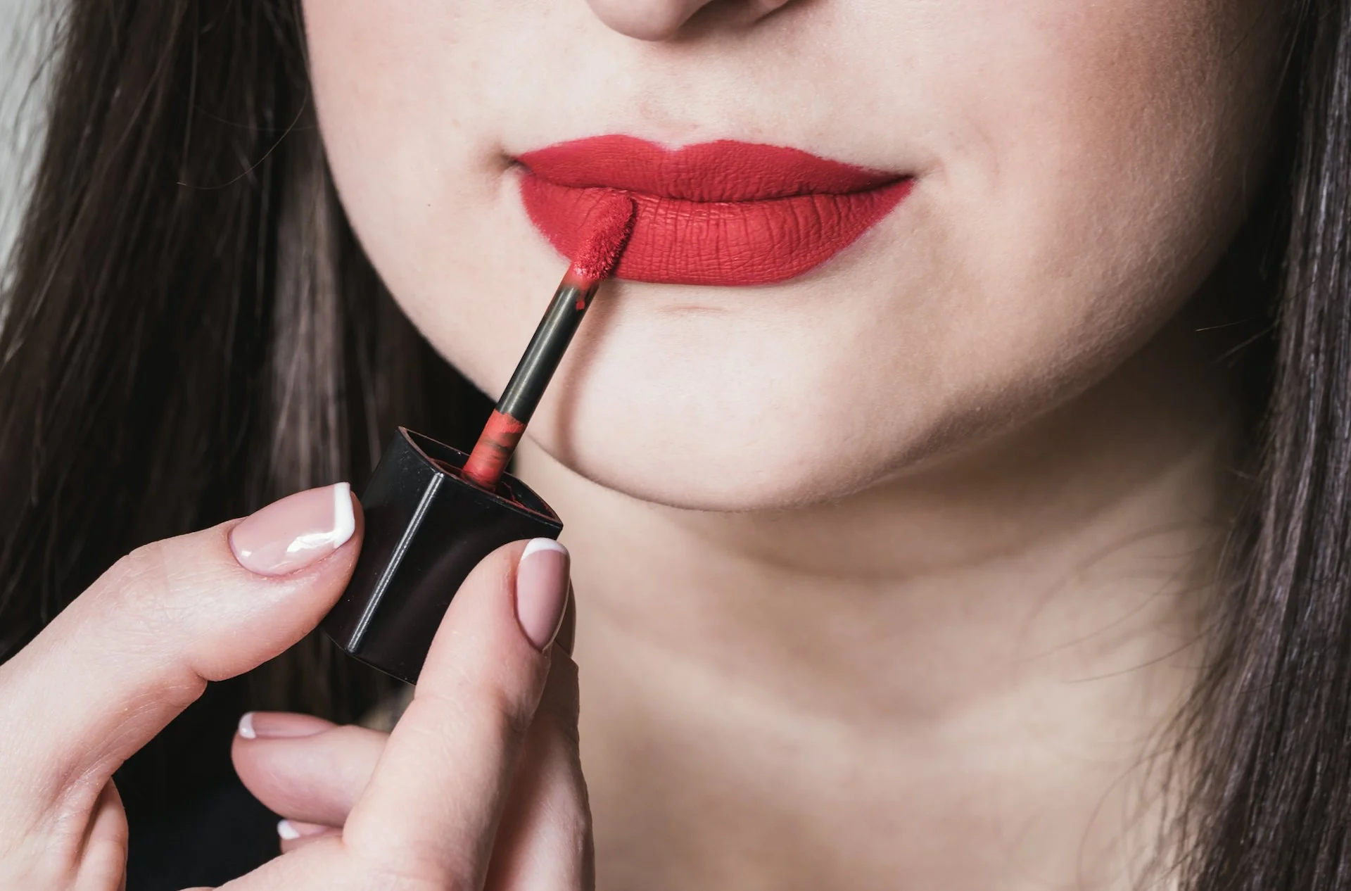 Industry experts recommend verifying brand credibility and complete INCI ingredient listings. Photo: Freepik