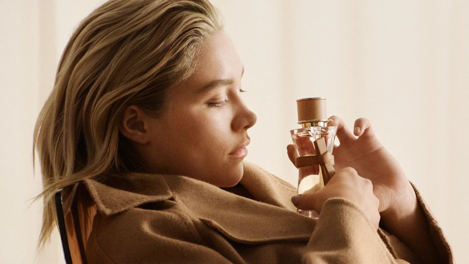 Behind the scenes of the campaign for Max Mara Le Parfum starring Florence Pugh. | Photo: Courtesy of Max Mara