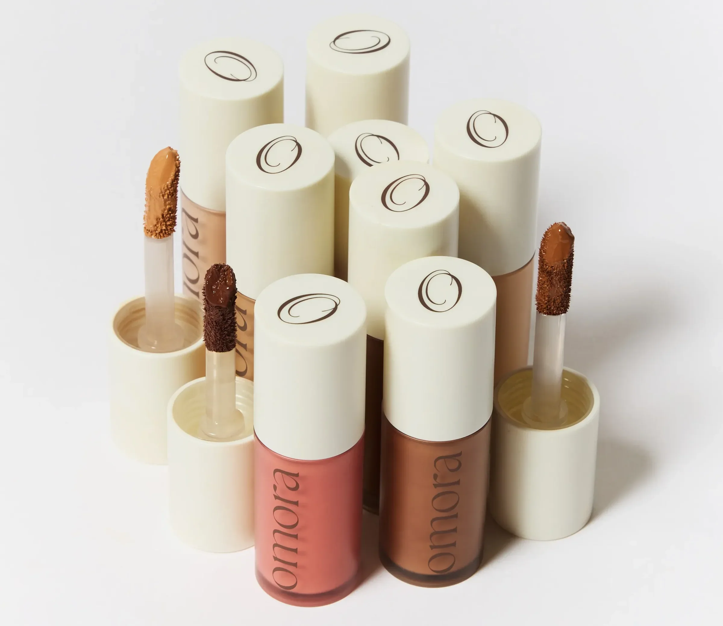 Linha de produtos da Omora Beauty Lab com corretivo e multifuncionais para boca e bochechas